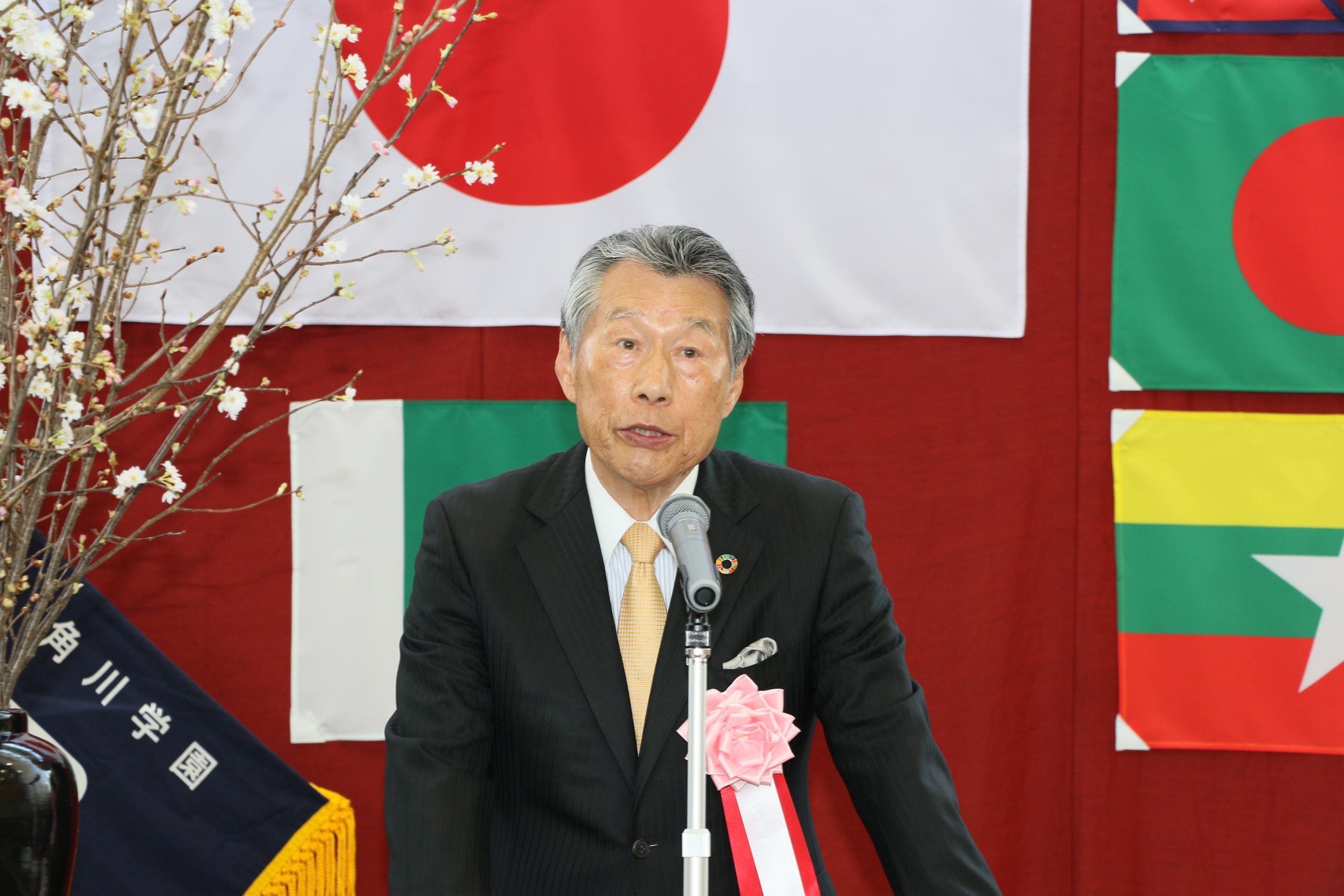 あいさつする鮱名校長