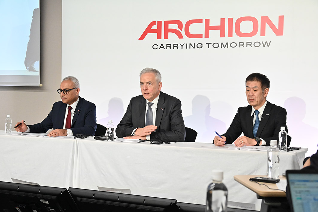 中期経営計画を語るアーチオンのデッペン社長(中央)