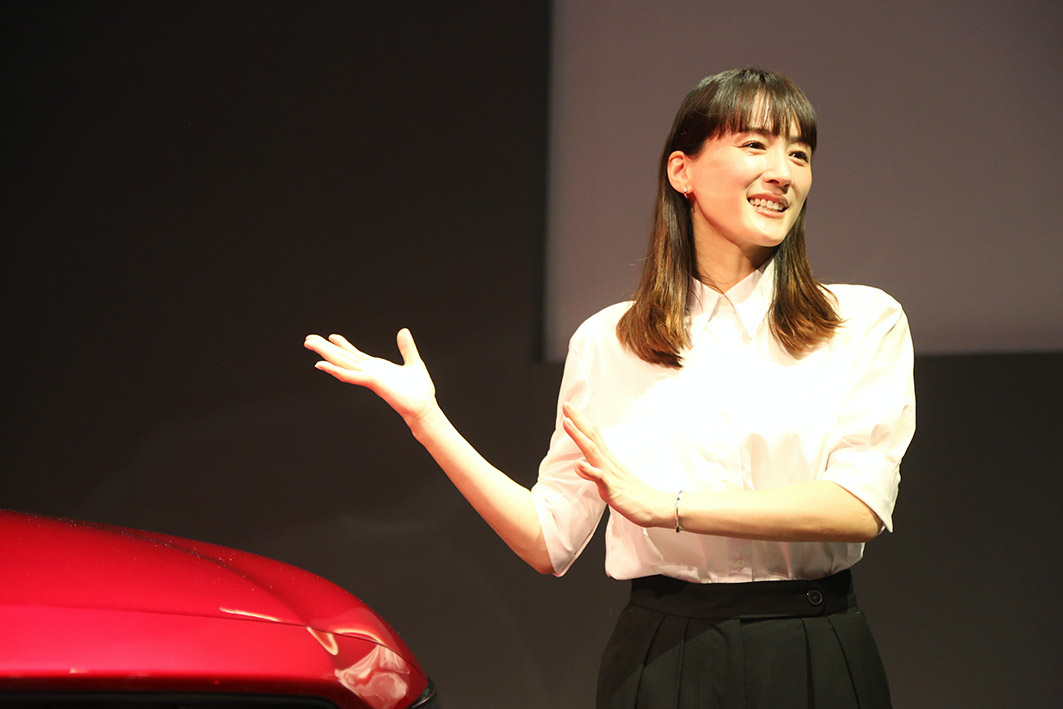 発表会で新型CX-5の魅力を語る綾瀬さん