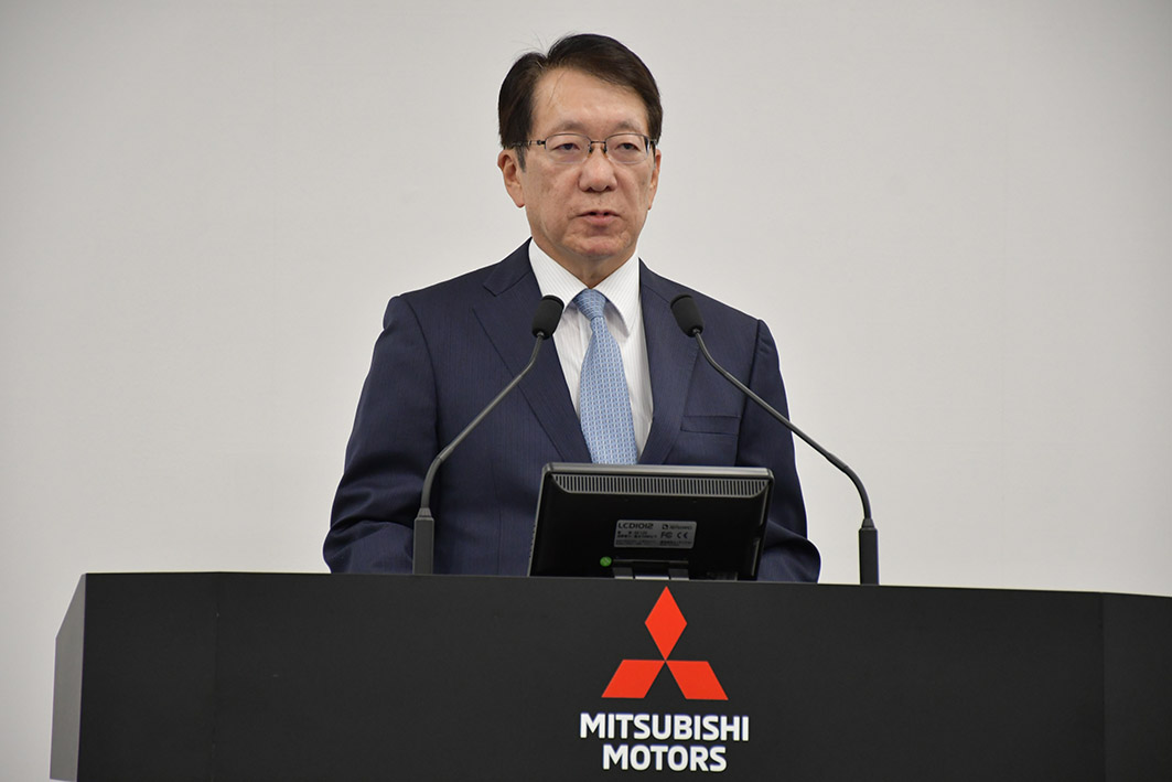 新中計方針を説明する加藤隆雄会長兼最高経営責任者