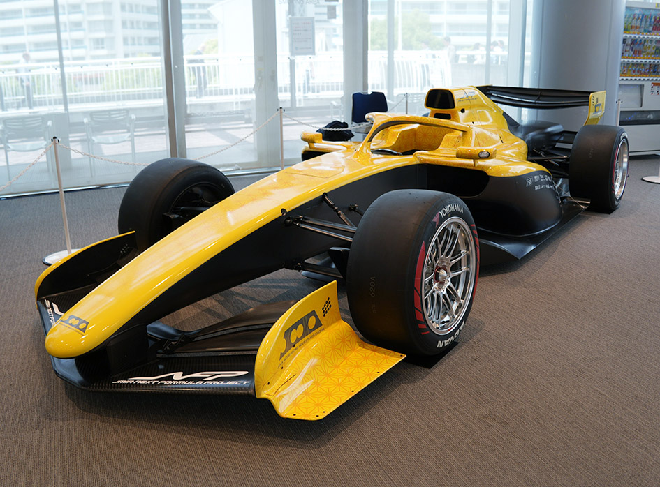 最新のF1安全基準を採用。車両サイズはF1とF2の中間だという