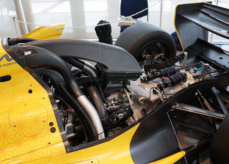 エンジンはトヨタとホンダ、トランスミッションは戸田レーシング製