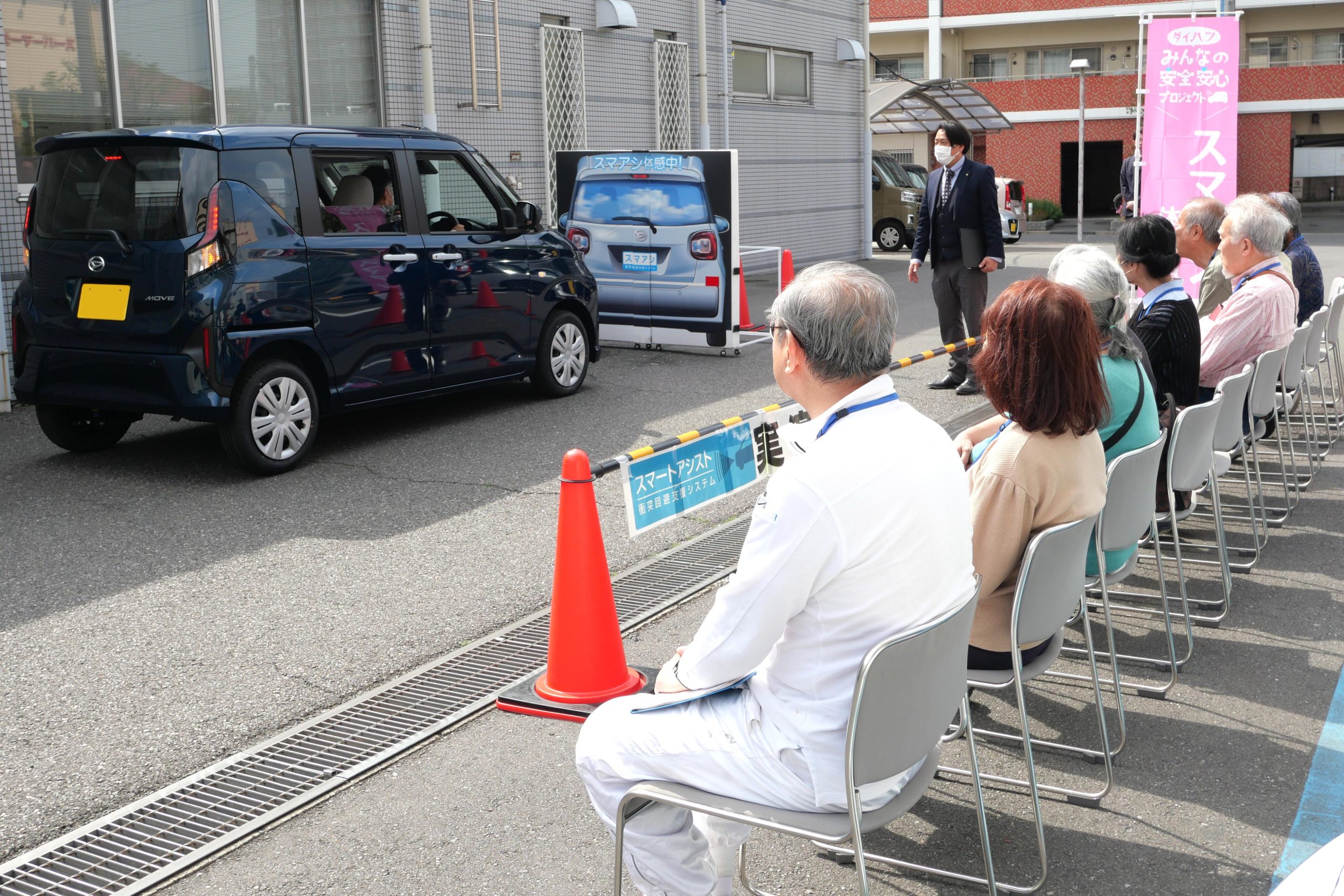 健康安全運転講座ではサポカーの衝突被害軽減ブレーキを実演