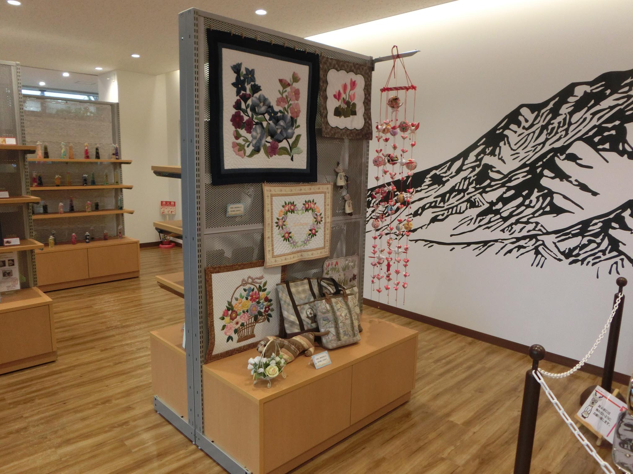 8つの展示ブースには絵画やパッチ―ワークなど個人の作品が飾られている。利用予約はすでに半年先まで埋まっているという
