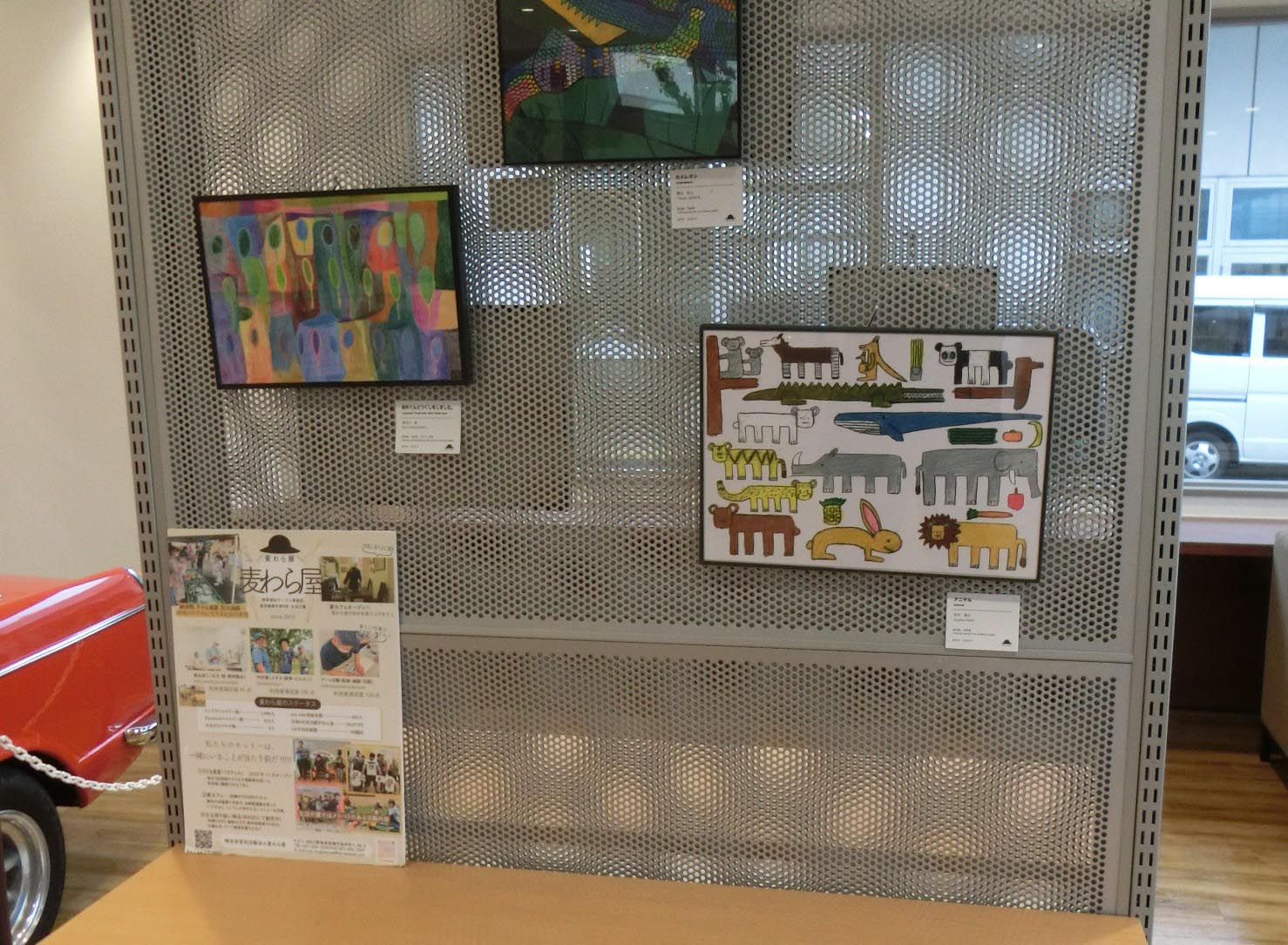 前橋市社会福祉協議会にスペースの一部を提供し、作品展示や地域福祉の情報発信を支援する