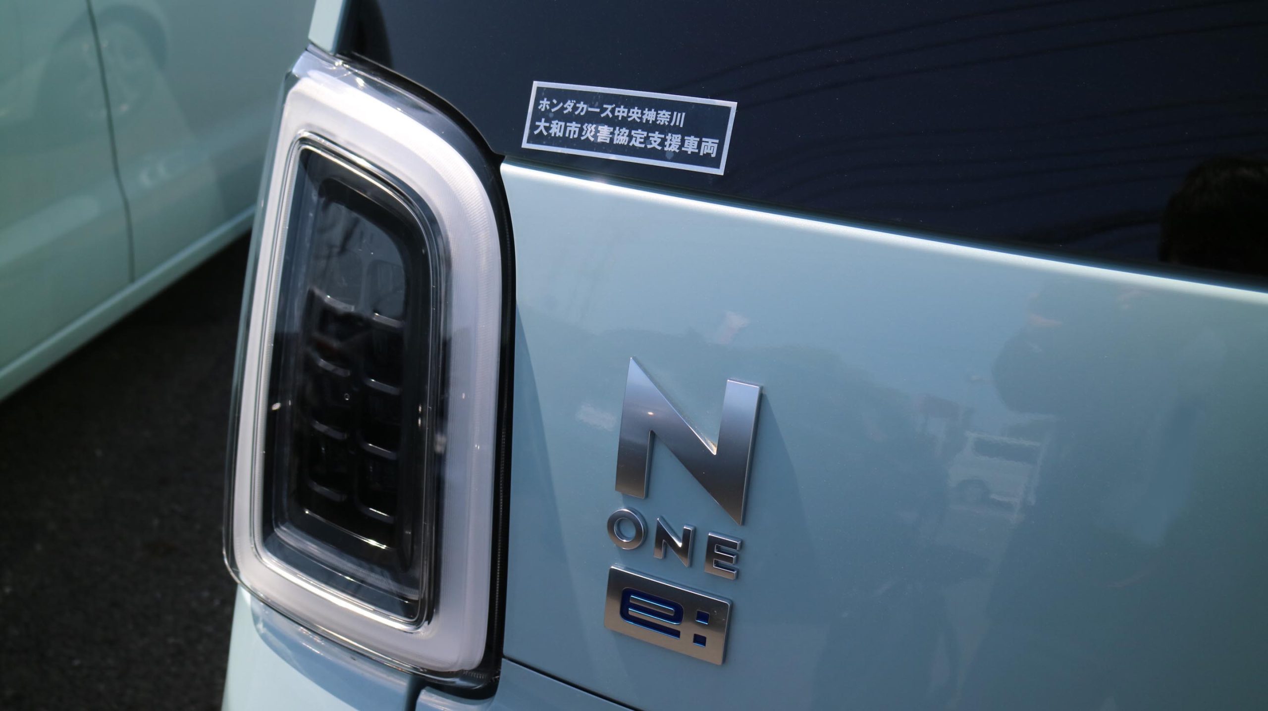 災害支援に提供する車両に専用ステッカーを貼付