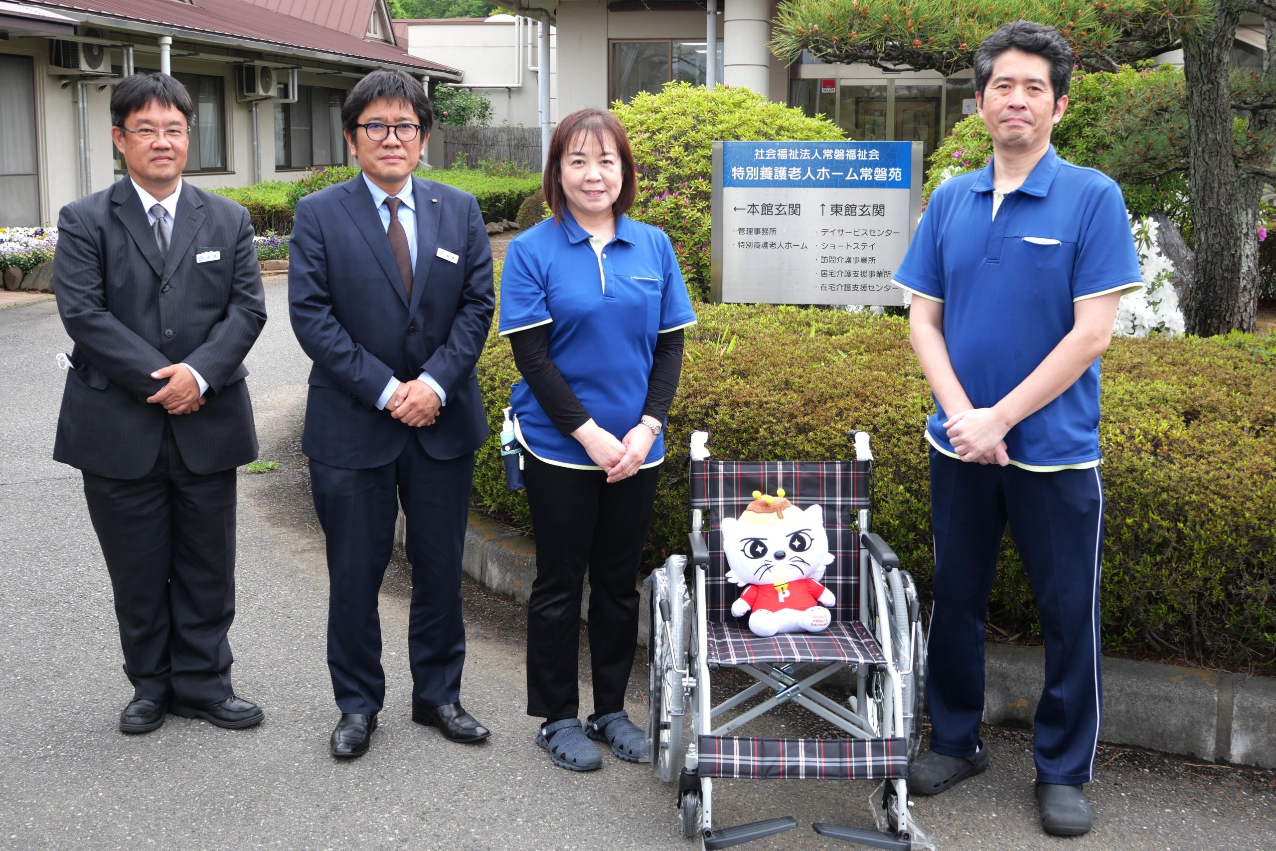 同社の社員が寄贈先の各施設に赴き、車いすを届けている