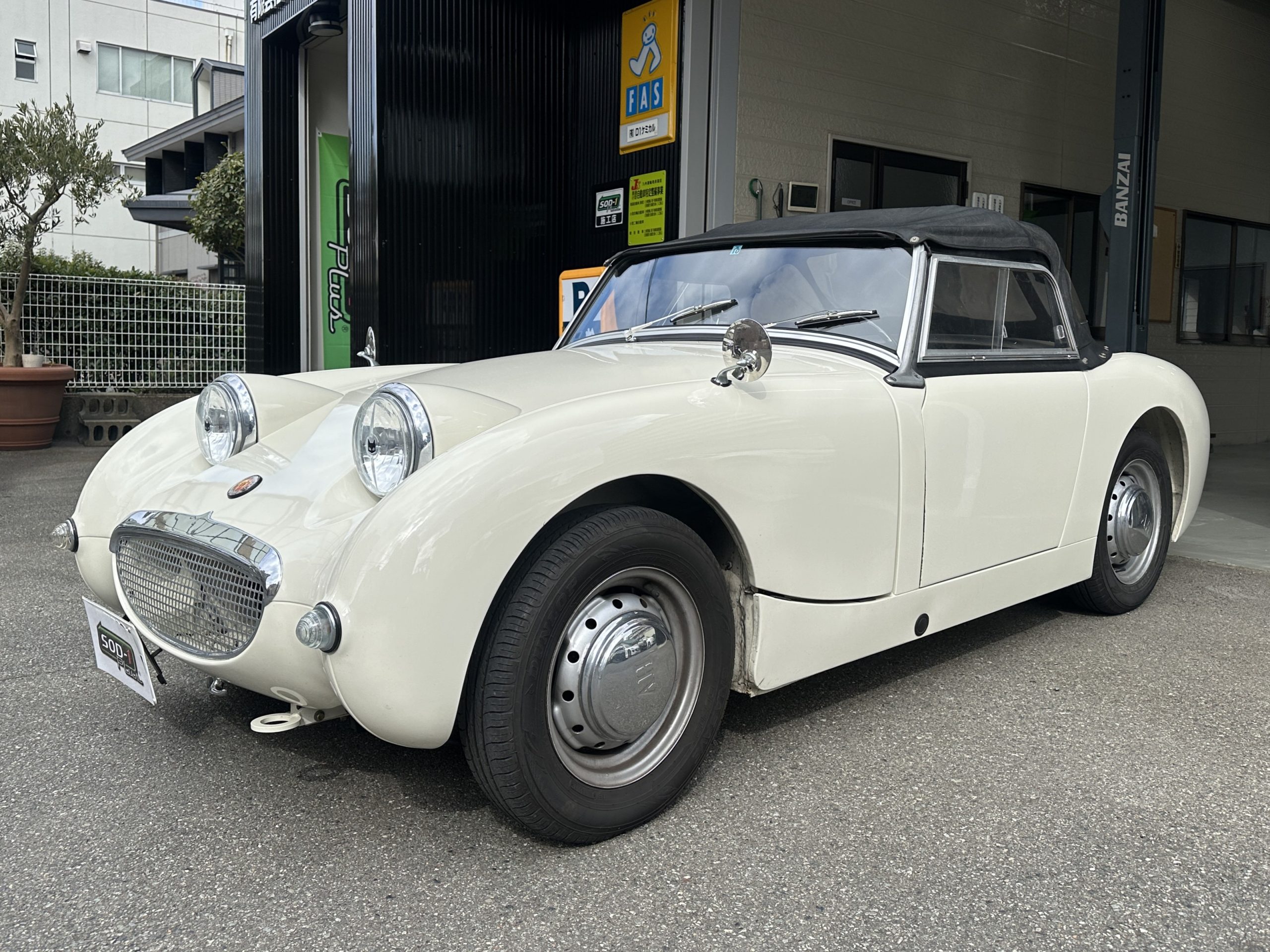 モニター車両のオースチン・ヒーレー・スプライトMK1(1960年)