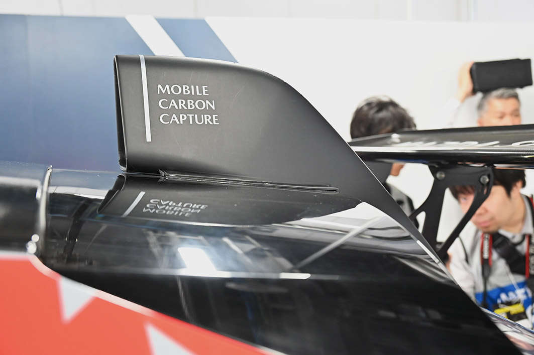 「ちょんまげ」は他社のレースカーも参考に、見た目と機能の両面から開発した