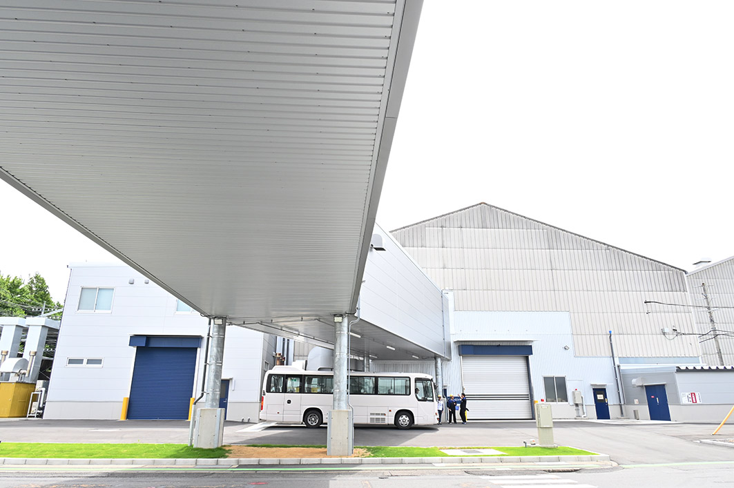 バッテリーは別建屋の組み立てラインから「無人空中搬送」される