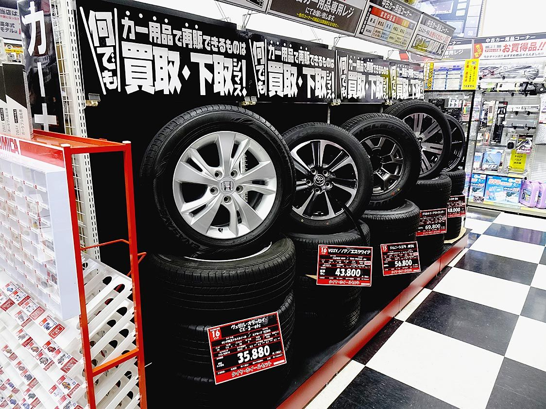 中古のタイヤ・ホイールを並べるインショップ型の店舗