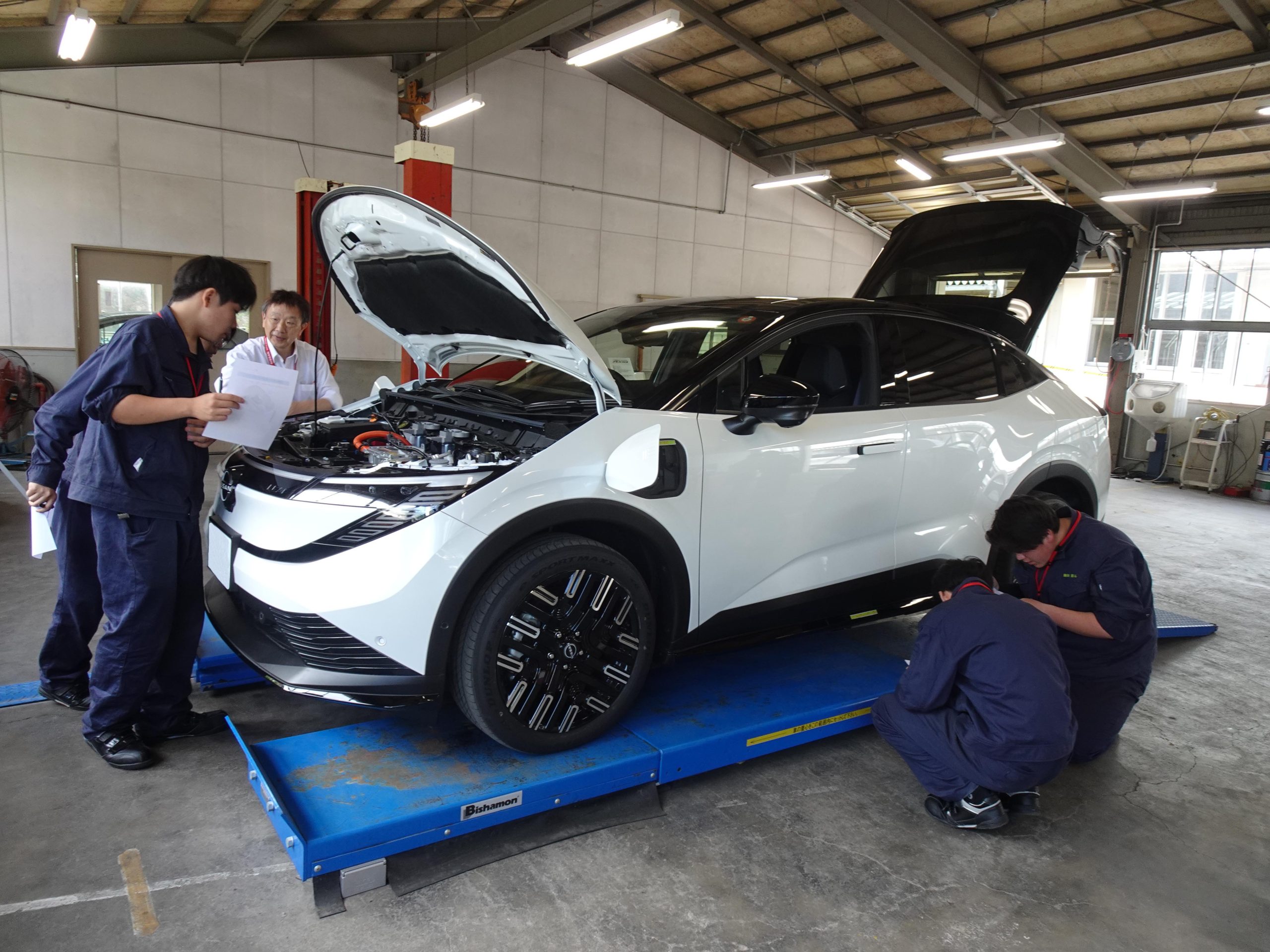 EVの構造や特性を実車で学んだ