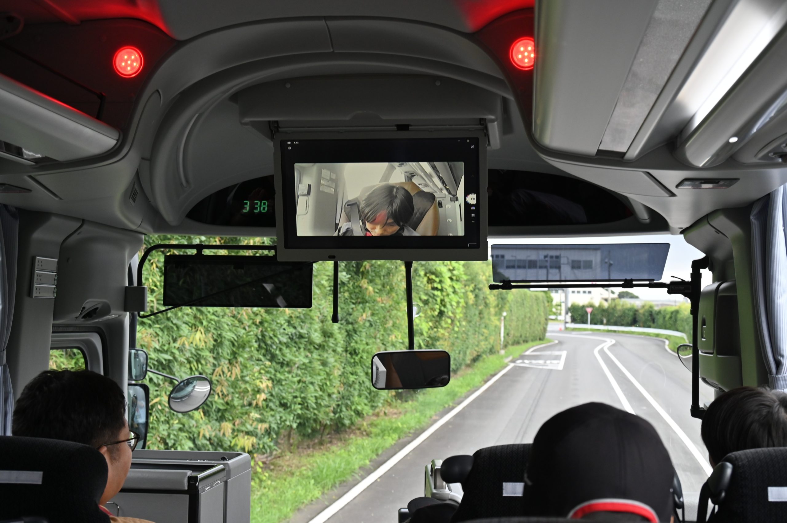 ドライバーが気を失った想定でのデモでは、EDSSが作動し走行車線内に車両を戻して止めた