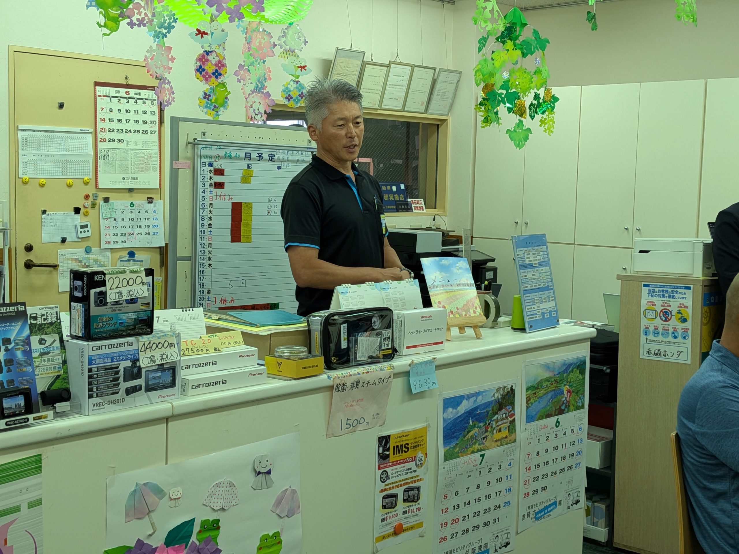 あいさつする上田社長