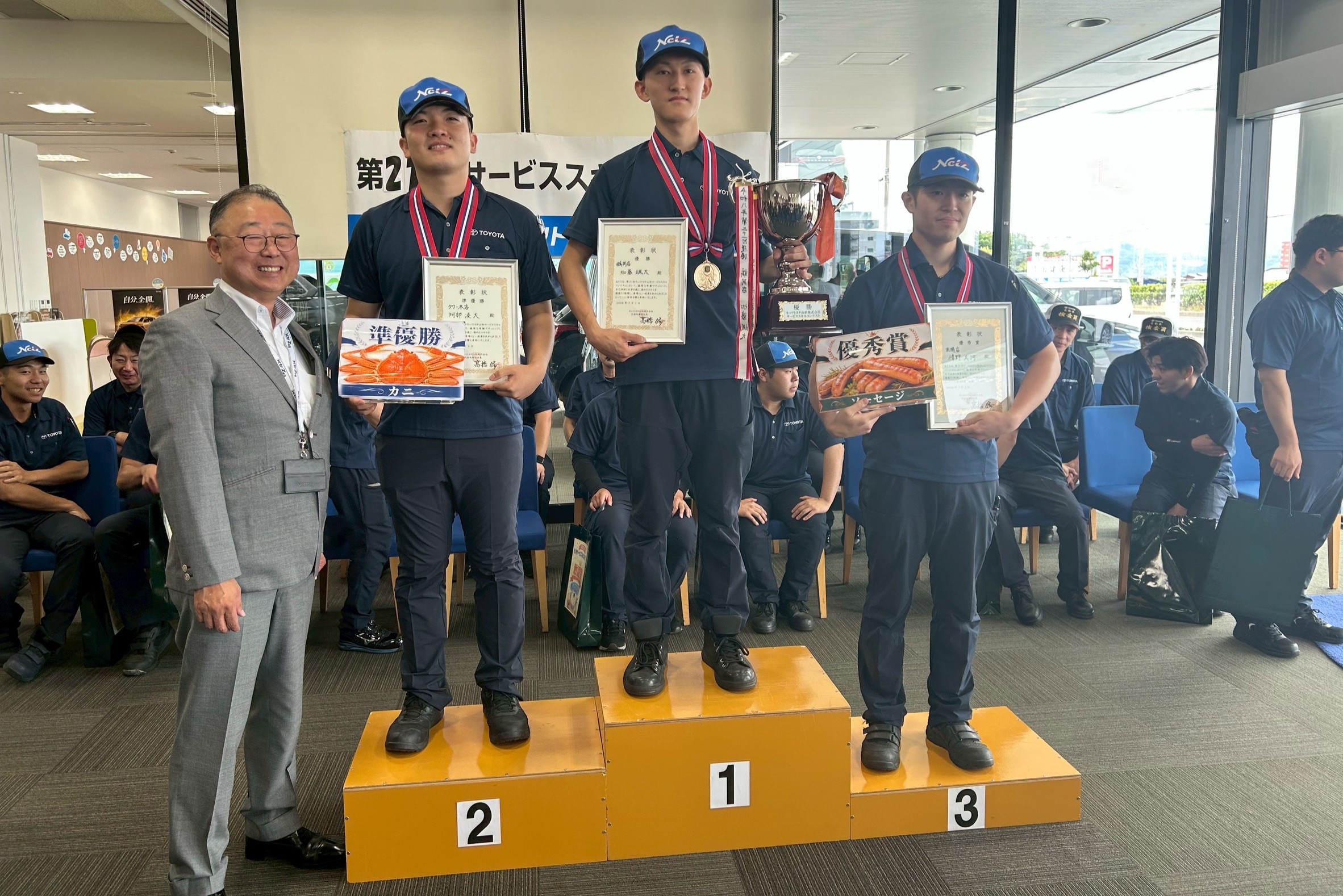 優勝した加藤さん(右から2人目)と遠藤道彦副社長(左端)