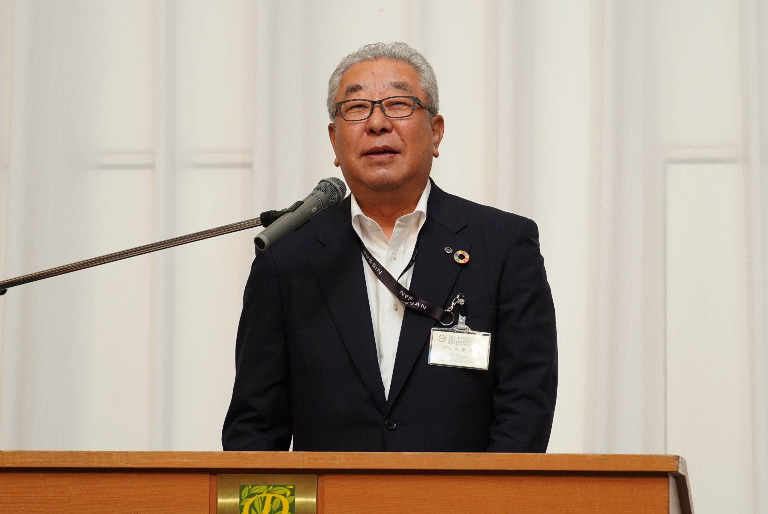 あいさつする小関社長