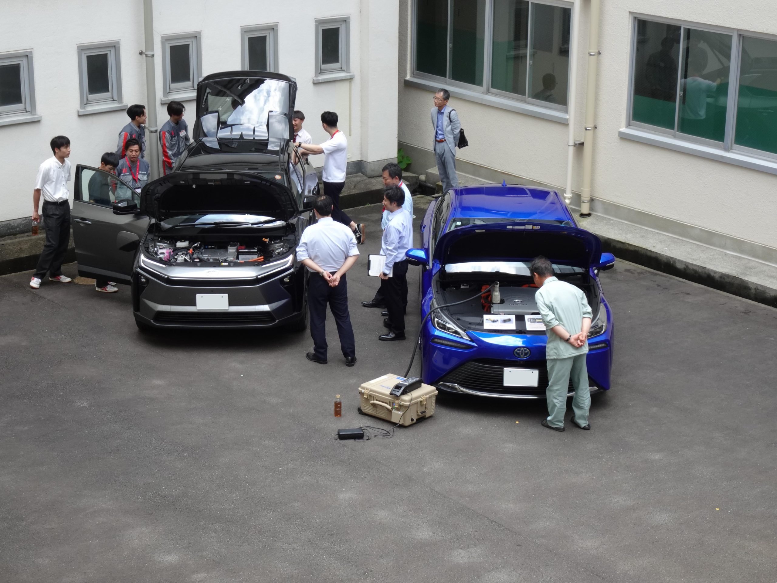 高校生は興味深そうに見学していた