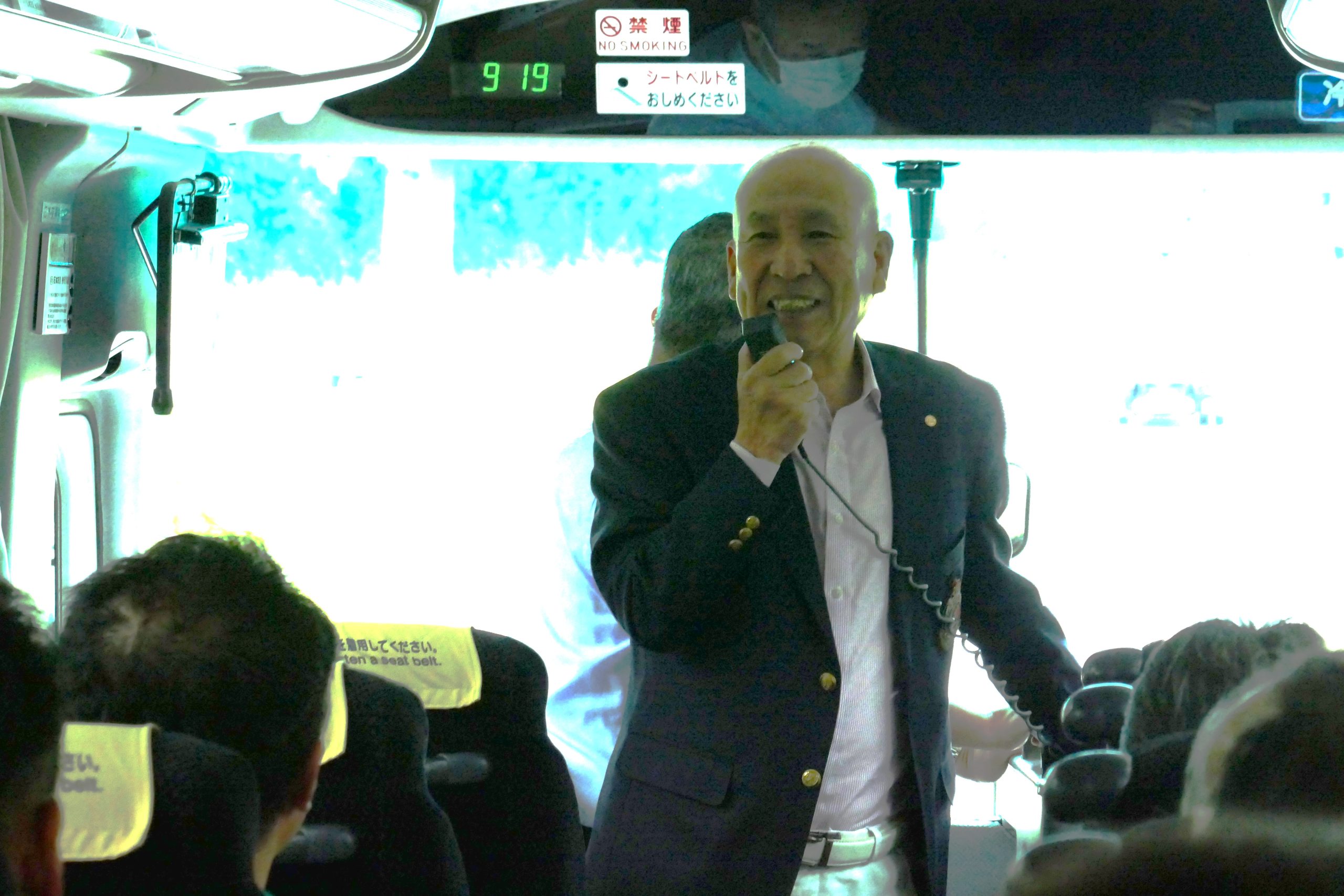出発時に稗田会長・理事長が招待会員らに日ごろの感謝を述べた