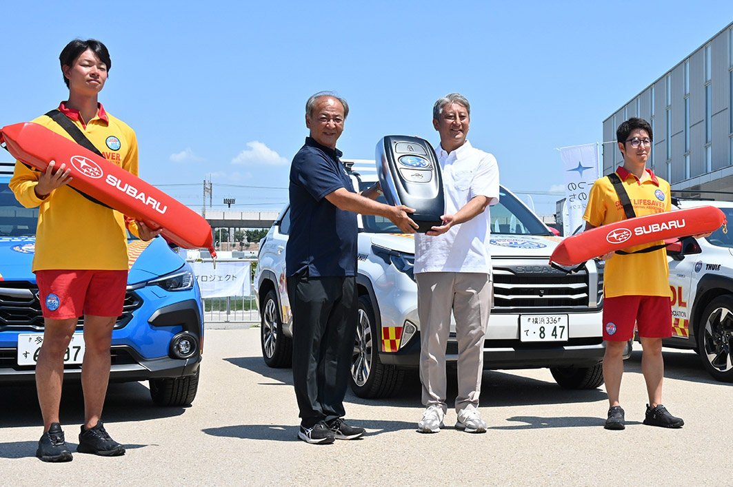 車両に加えてレスキューチューブも提供した