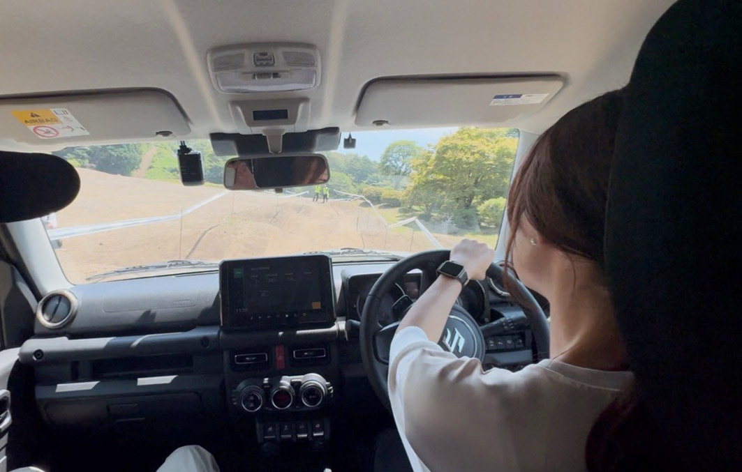 記者もオフロードを運転
