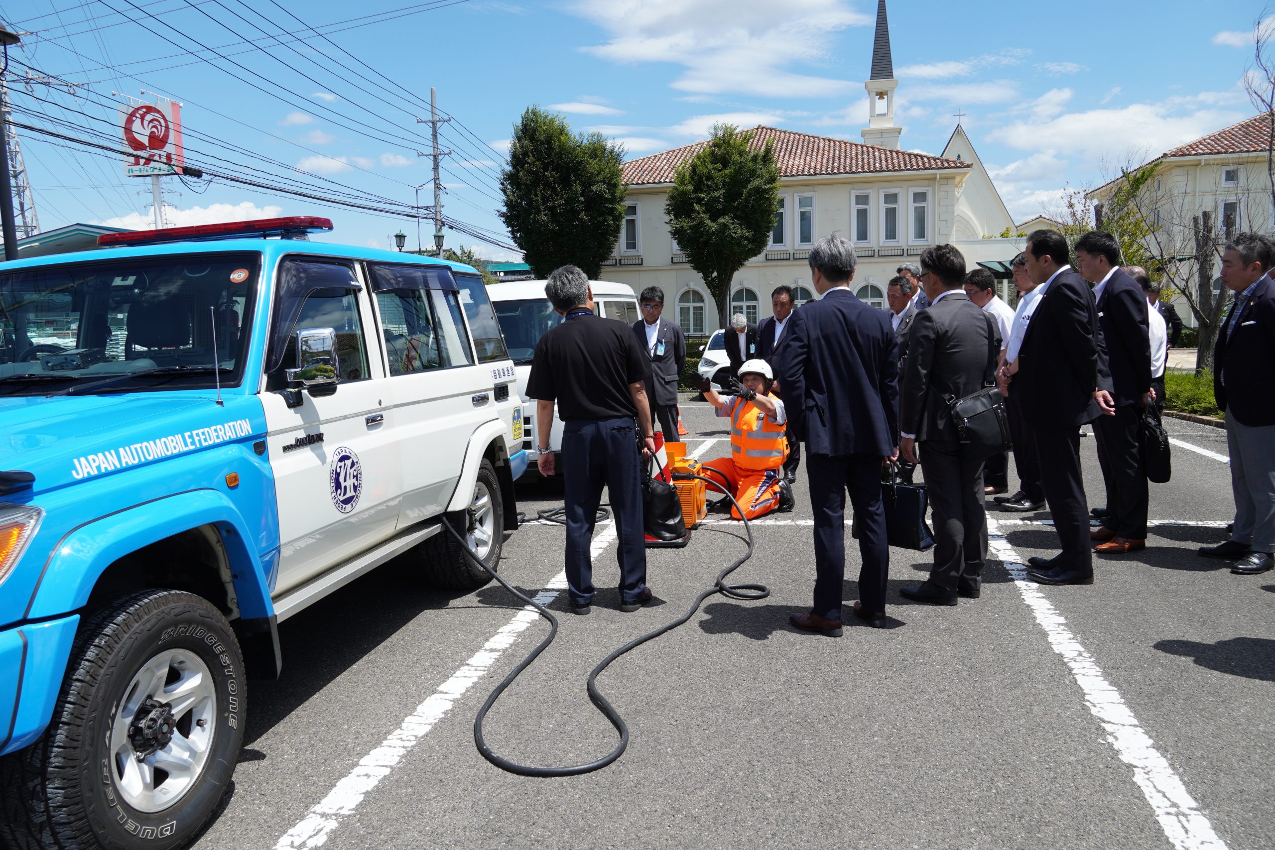 RS隊がEVへの給電作業を実演