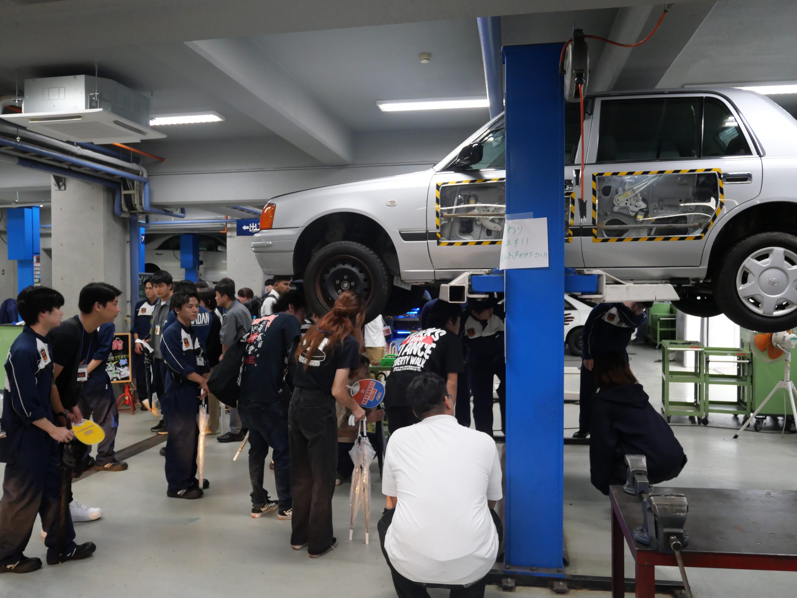 複数の実習場で在校生による高校生向けの自動車整備の解説などが行われた