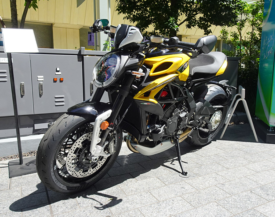 排気量800ccの「ドラッグスターRR SCS」