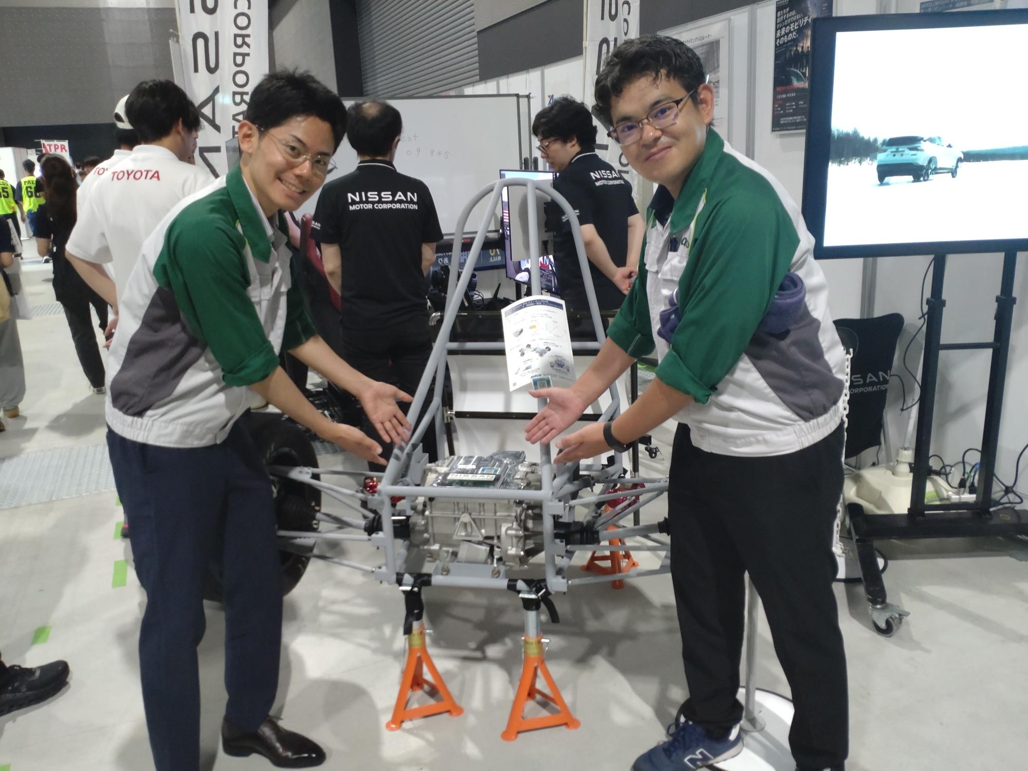 EV向けユニットを紹介する担当者ら