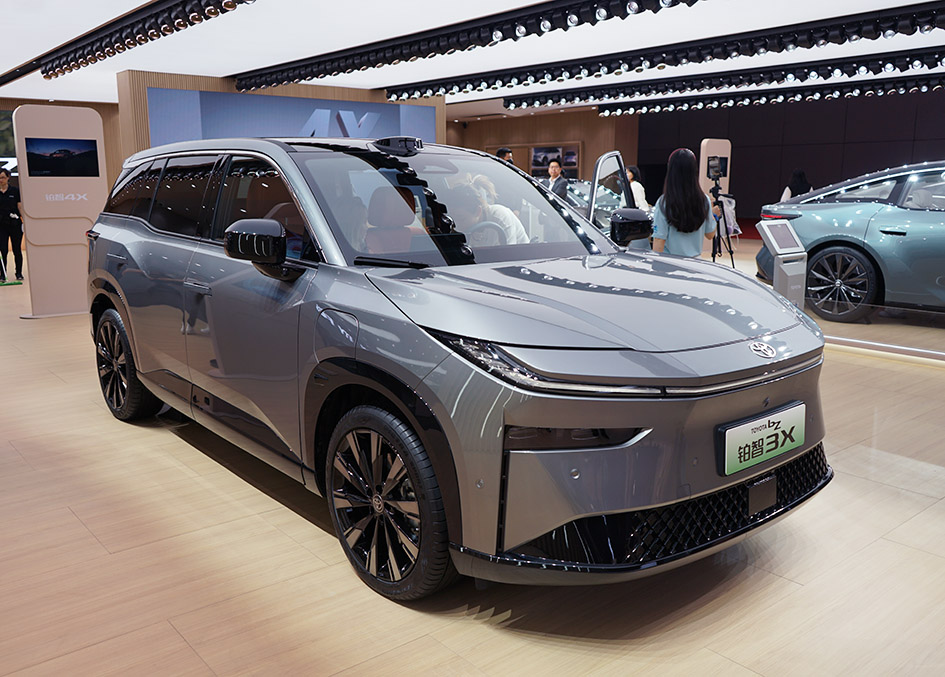 現地開発、調達を加速させ販売は回復傾向にある(写真はトヨタ「bZ3X」)