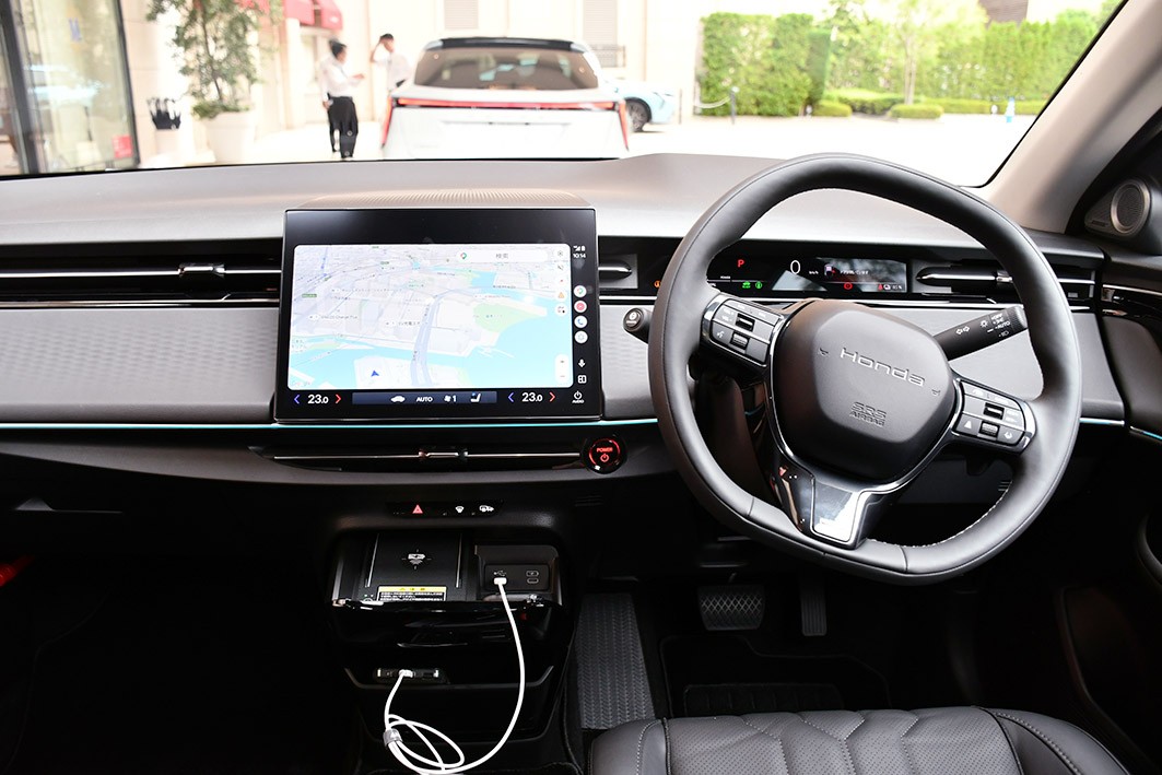 内装は薄型のメーターディスプレーですっきりした視界に
