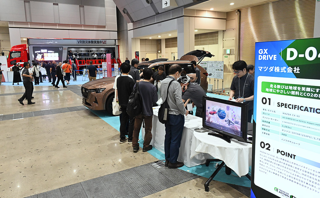 併催イベントでHVOをアピールした(手前がマツダ、奥がいすゞ)