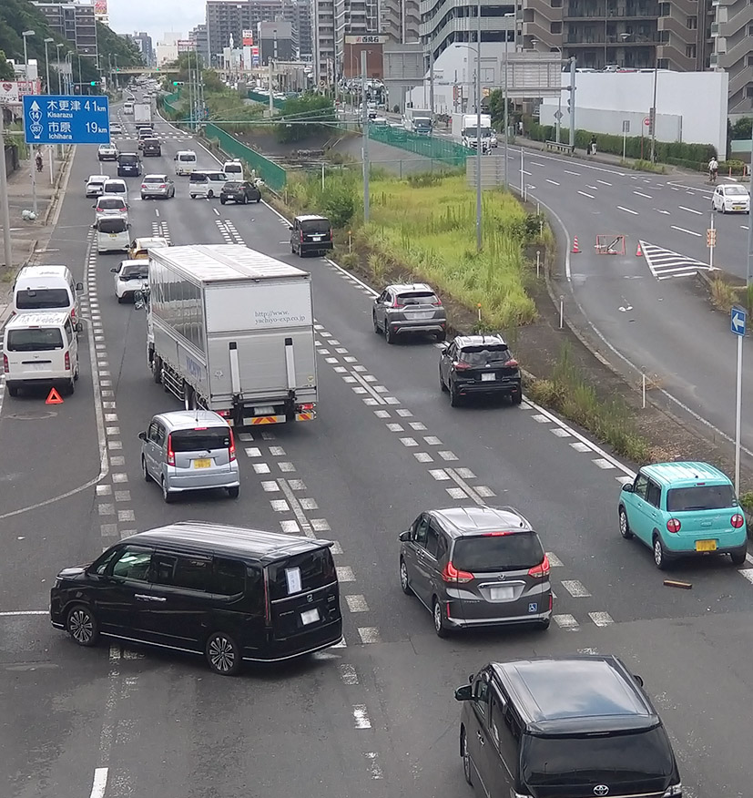 大雨から一夜明けた千葉市内では路上に放置された冠水車を避ける車で渋滞した(千葉市稲毛区の国道14号)