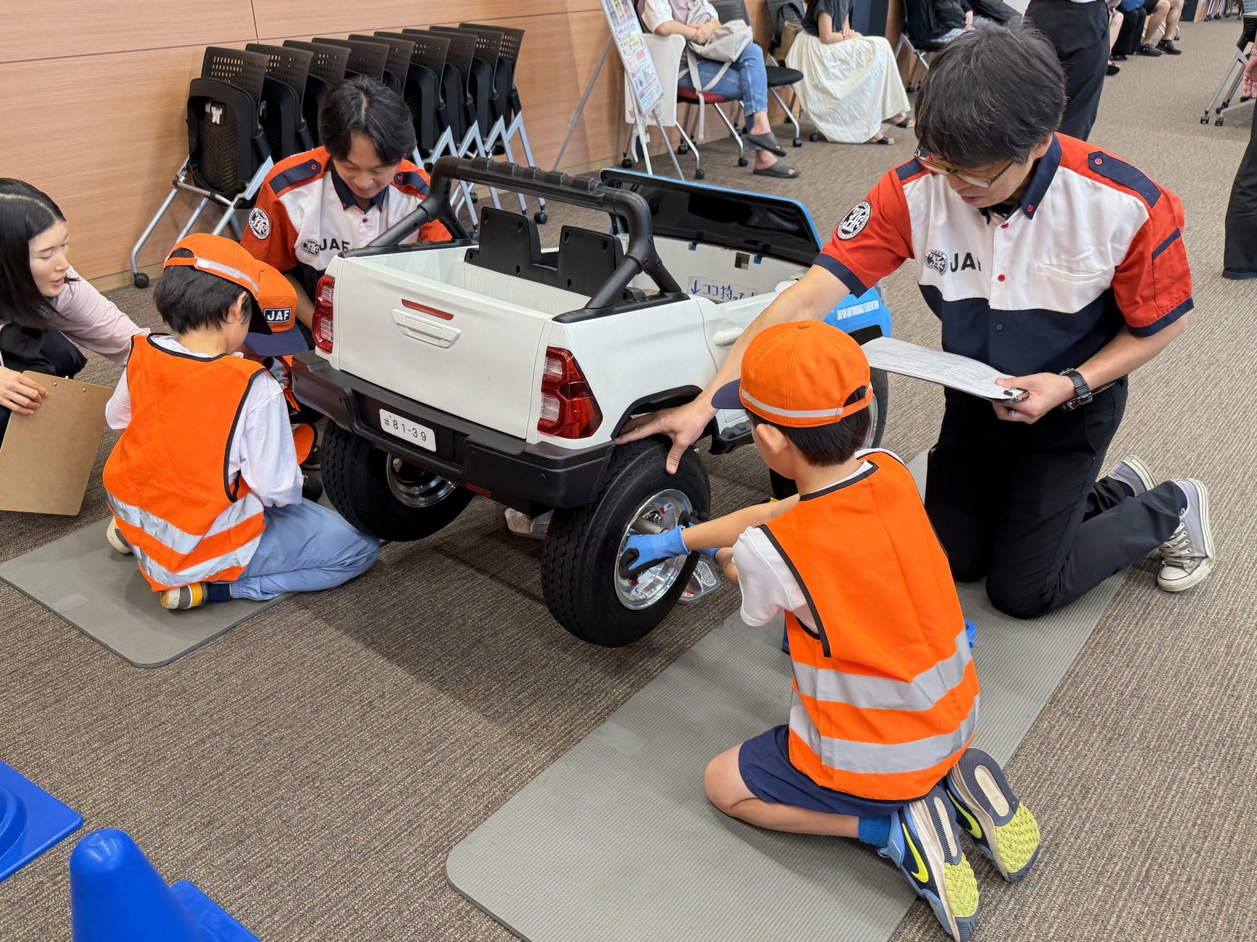 JAFオリジナルのキッズサービスカーでタイヤの取り付け作業に挑戦した