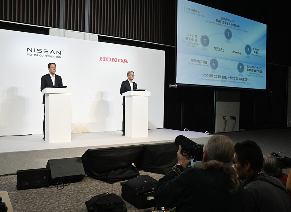 24年8月、協業の狙いを話す日産とホンダの両社長(当時)。その後、日産は社長が交代し、ホンダが置かれた立場も変わった