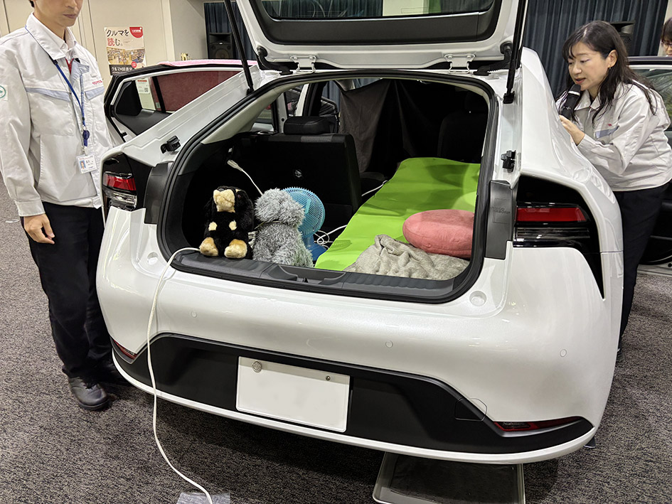 プリウスによる給電デモや車中泊で快適に過ごす方法を紹介