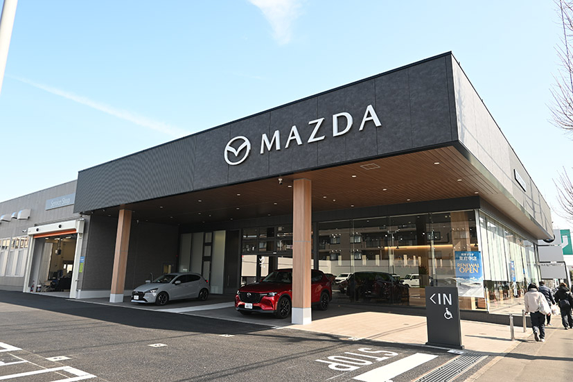 新ブランドマークと明るい色調の新世代店舗を本格展開する(関東マツダ東府中店)