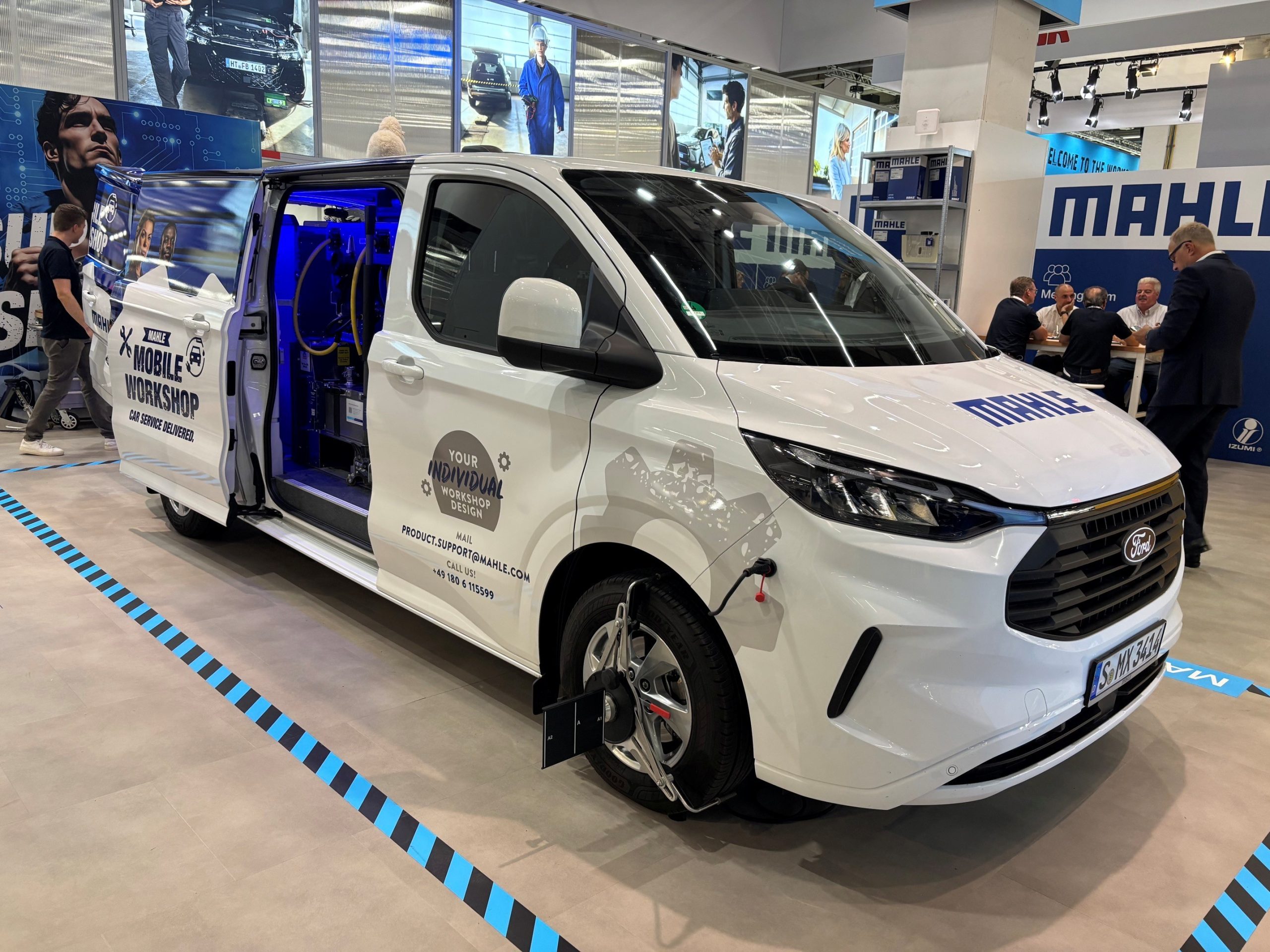 オイル交換やブレーキ整備などの機器を搭載した「マーレモバイルサービス」の車両