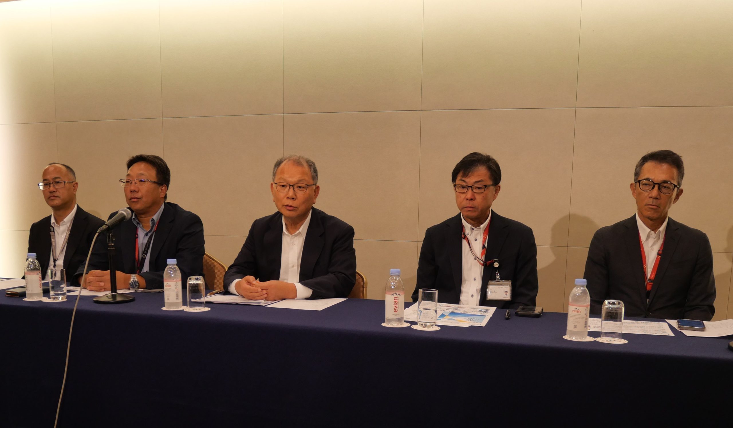 記者懇談会の様子。左から3人目が荒井社長、2人目が尾籠カンパニー長