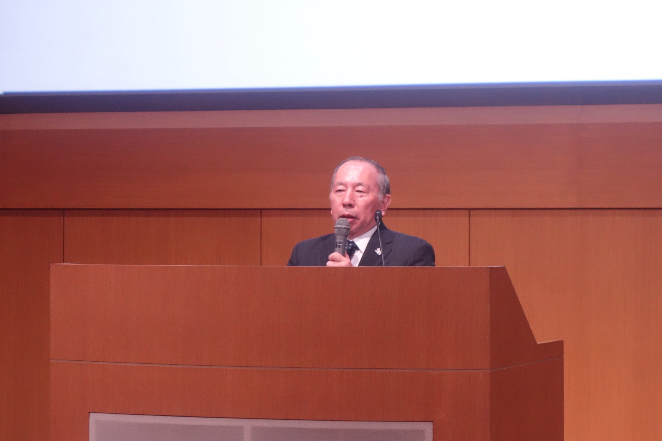 講演を行う須田義大センター長