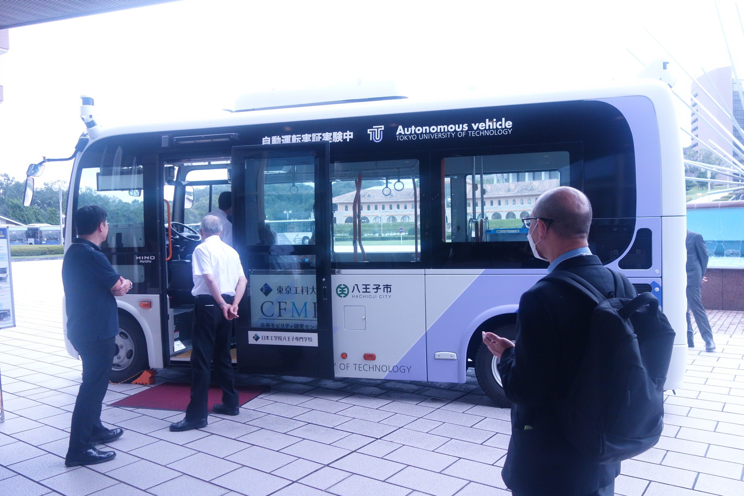 自動運転実証実験車両の内部を見学