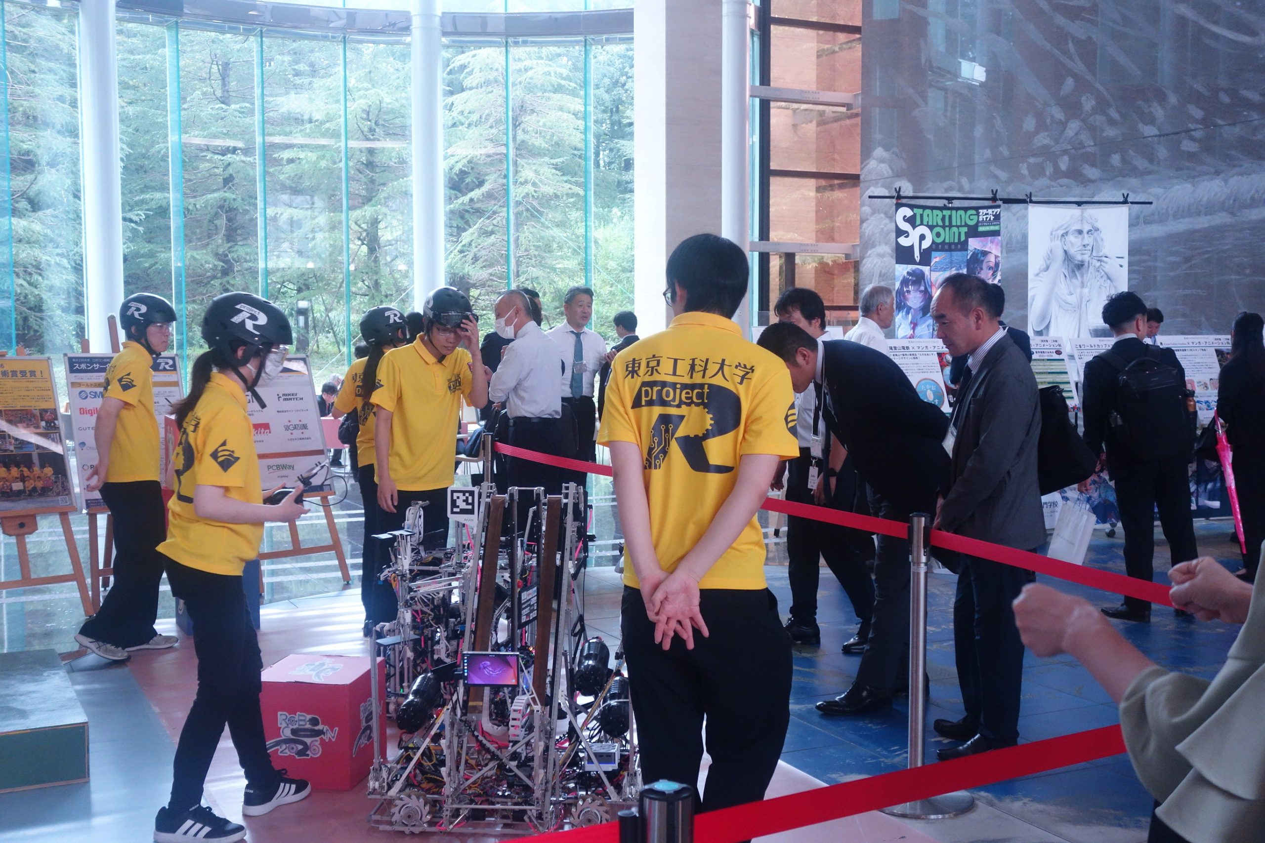 展示会で学生がロボット技術の説明を行った