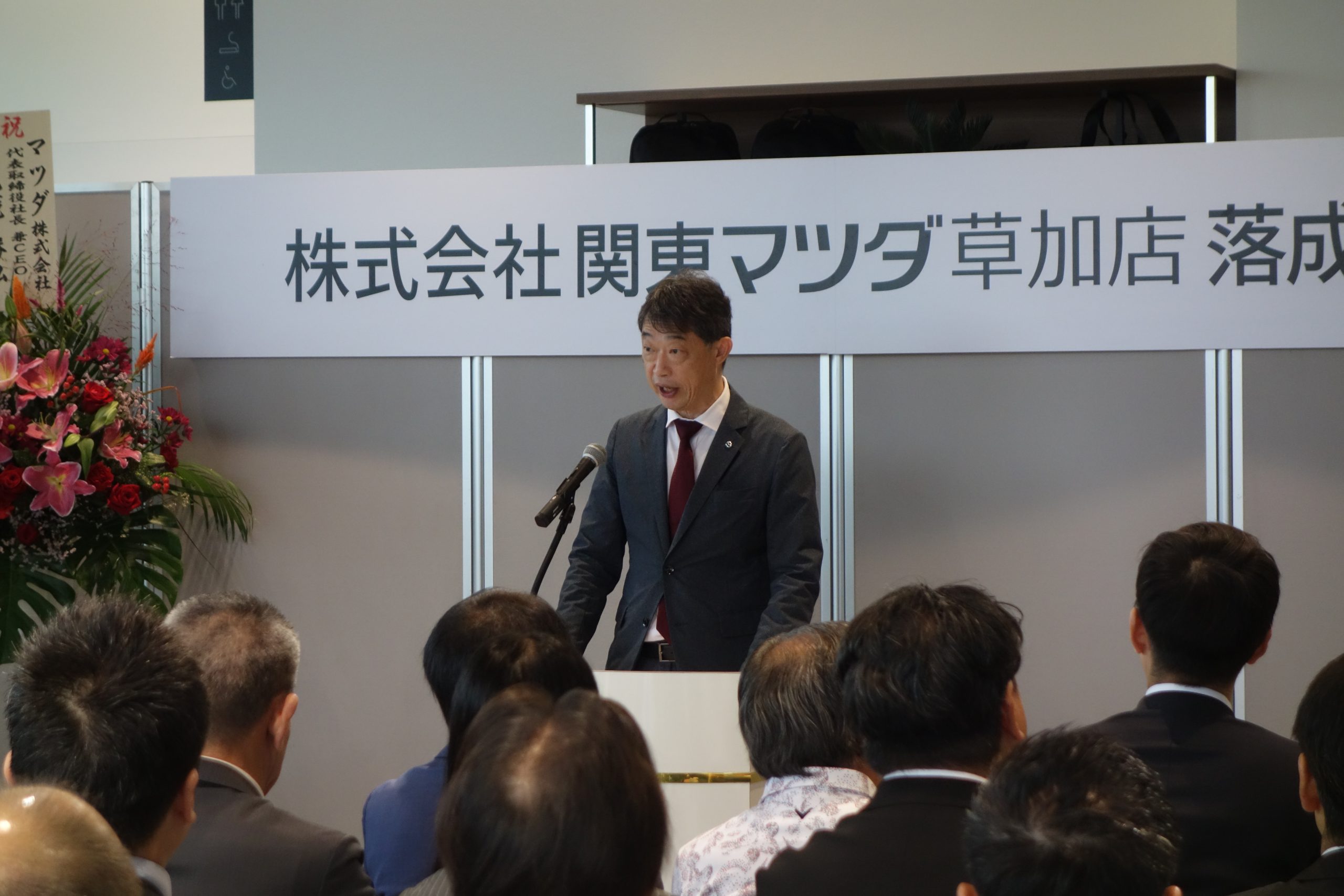 落成式であいさつする東堂一義社長