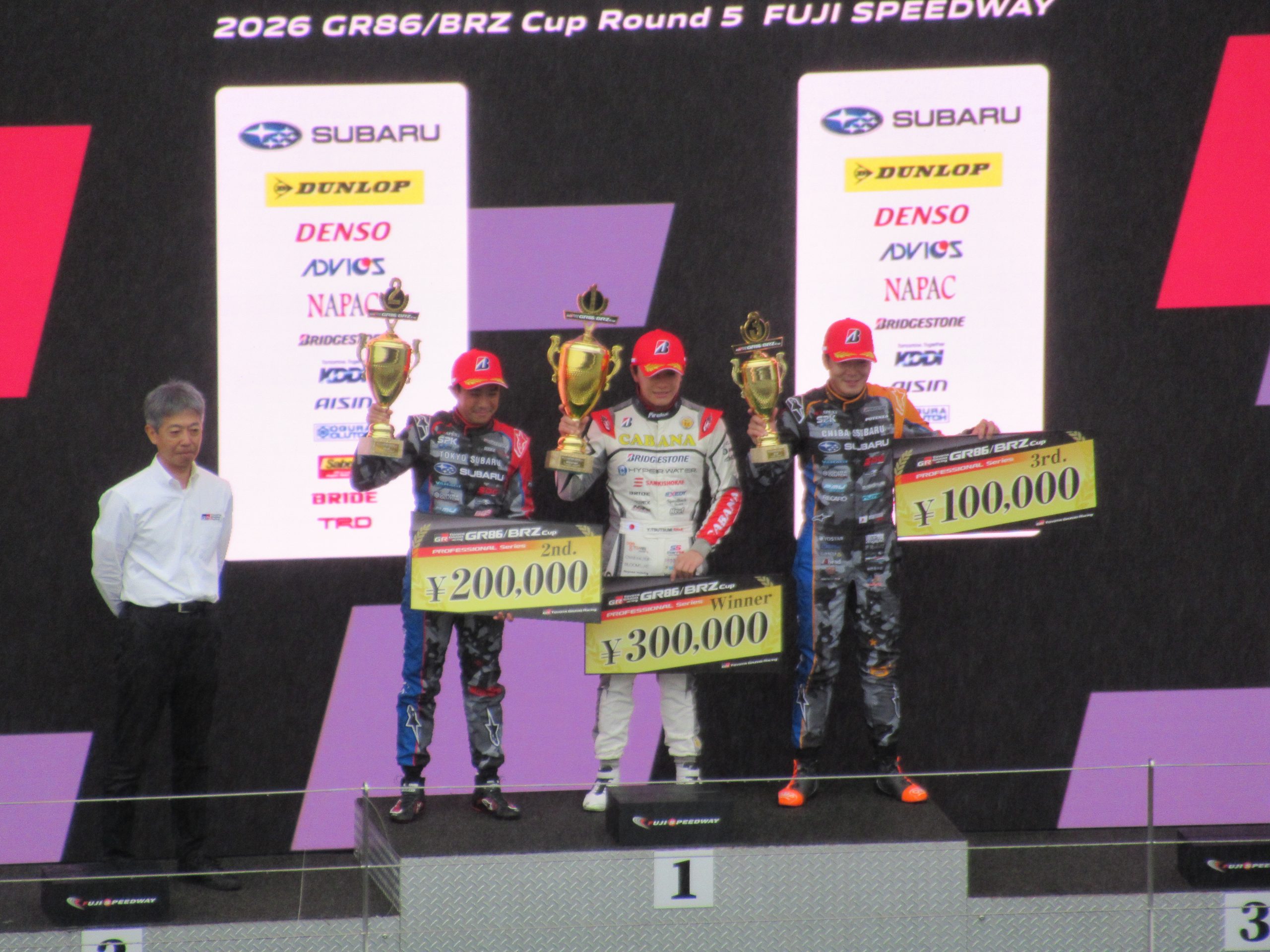 東京スバルレーシングの井口卓人選手(左)が2位入賞