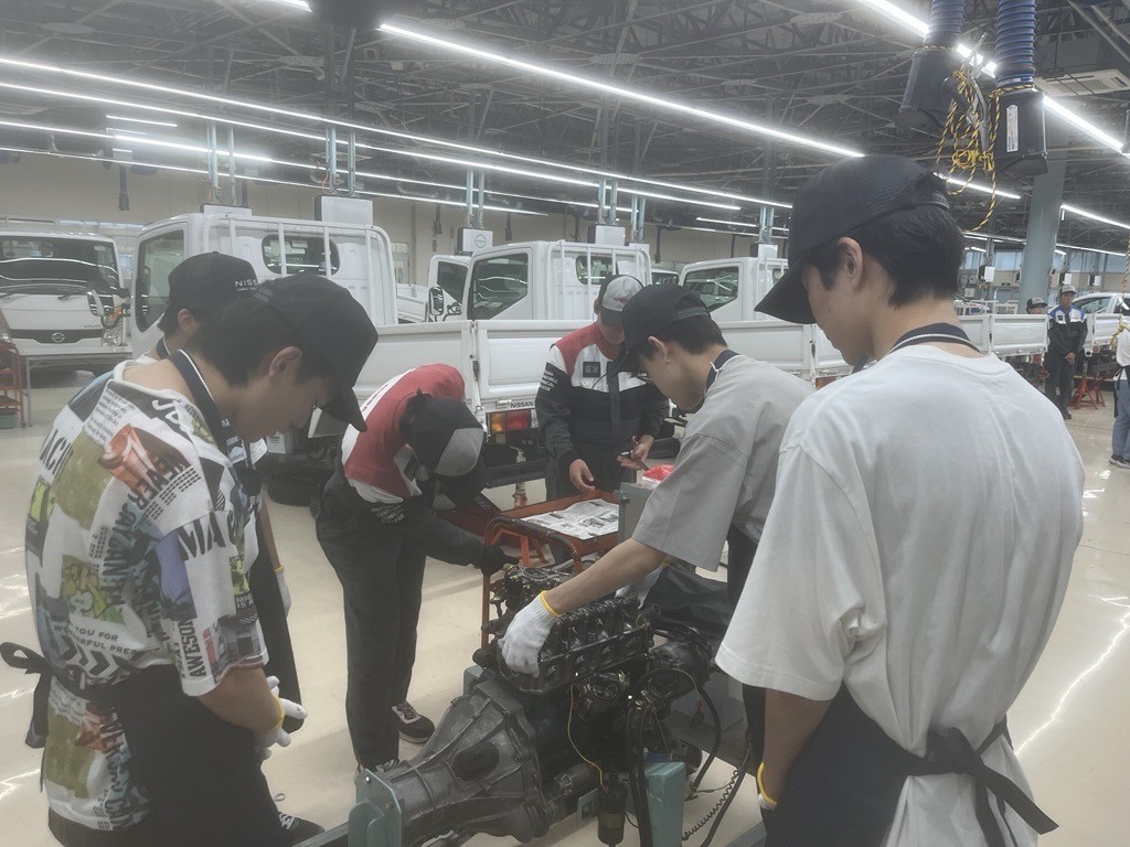ンジン分解・組み立てを体験する参加者(日産横浜自大)
