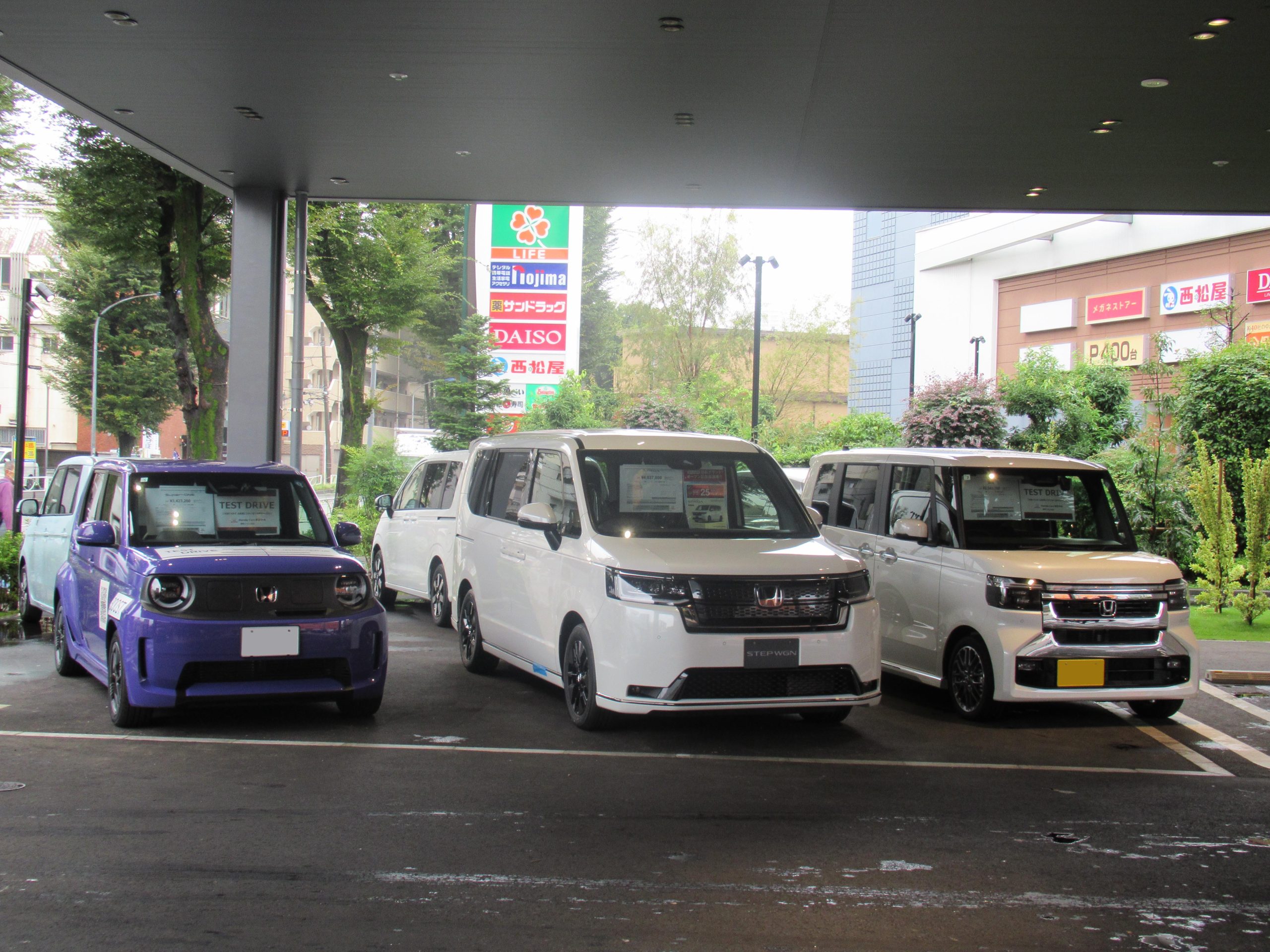 入り口付近のキャノピーの下には試乗車を駐車している
