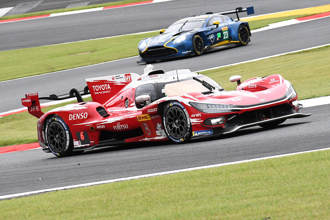 優勝した8号車