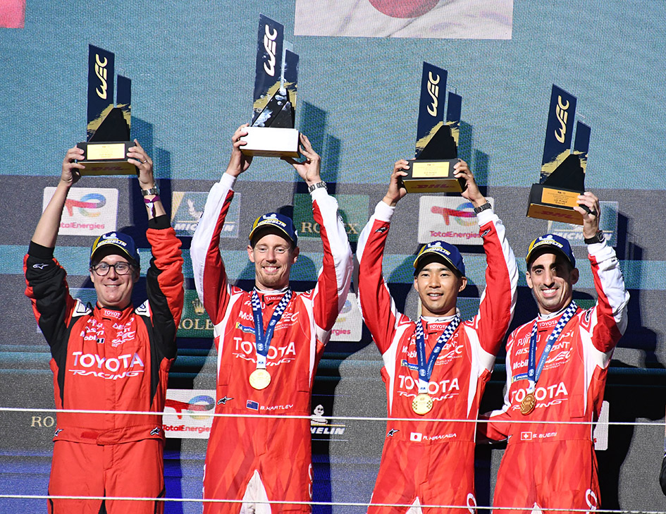 トロフィーを掲げる平川選手(右から2番目)らTRメンバー