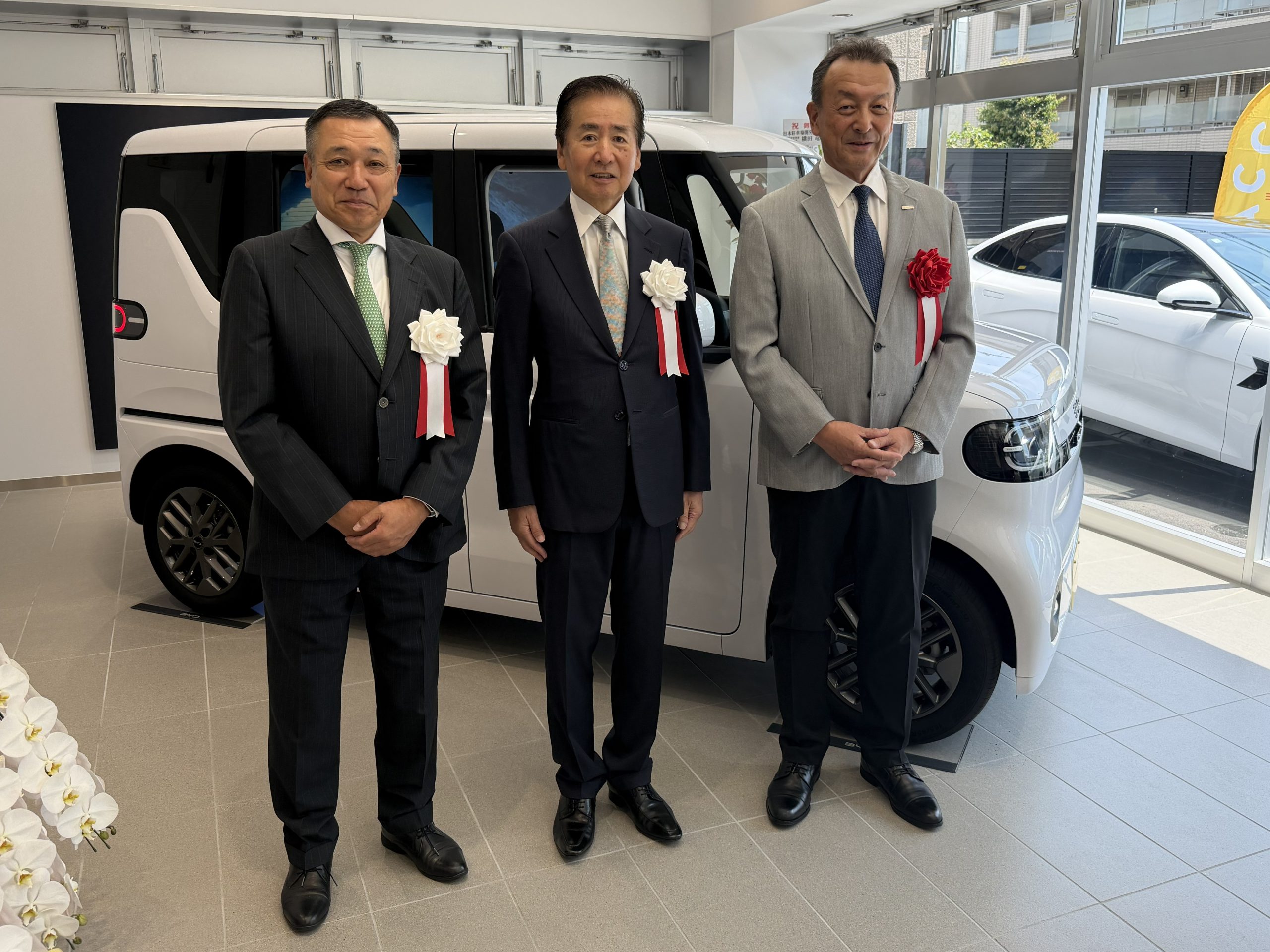 左から明治モータースの齋藤社長、明治産業の竹内社長、BYDオートジャパンの東福寺社長
