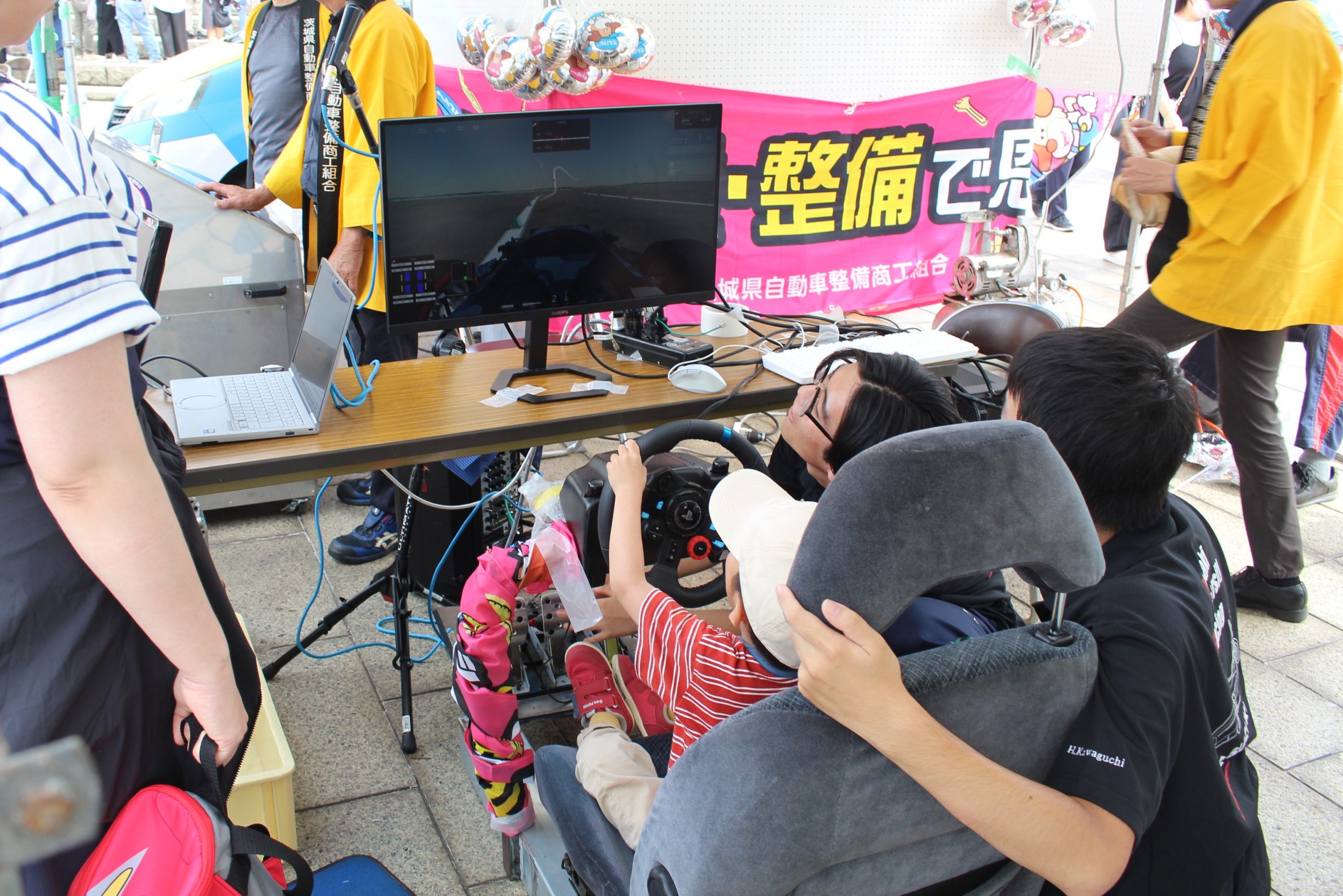 茨城大学の学生フォーミュラ部によるドライビングシミュレーターの運転体験