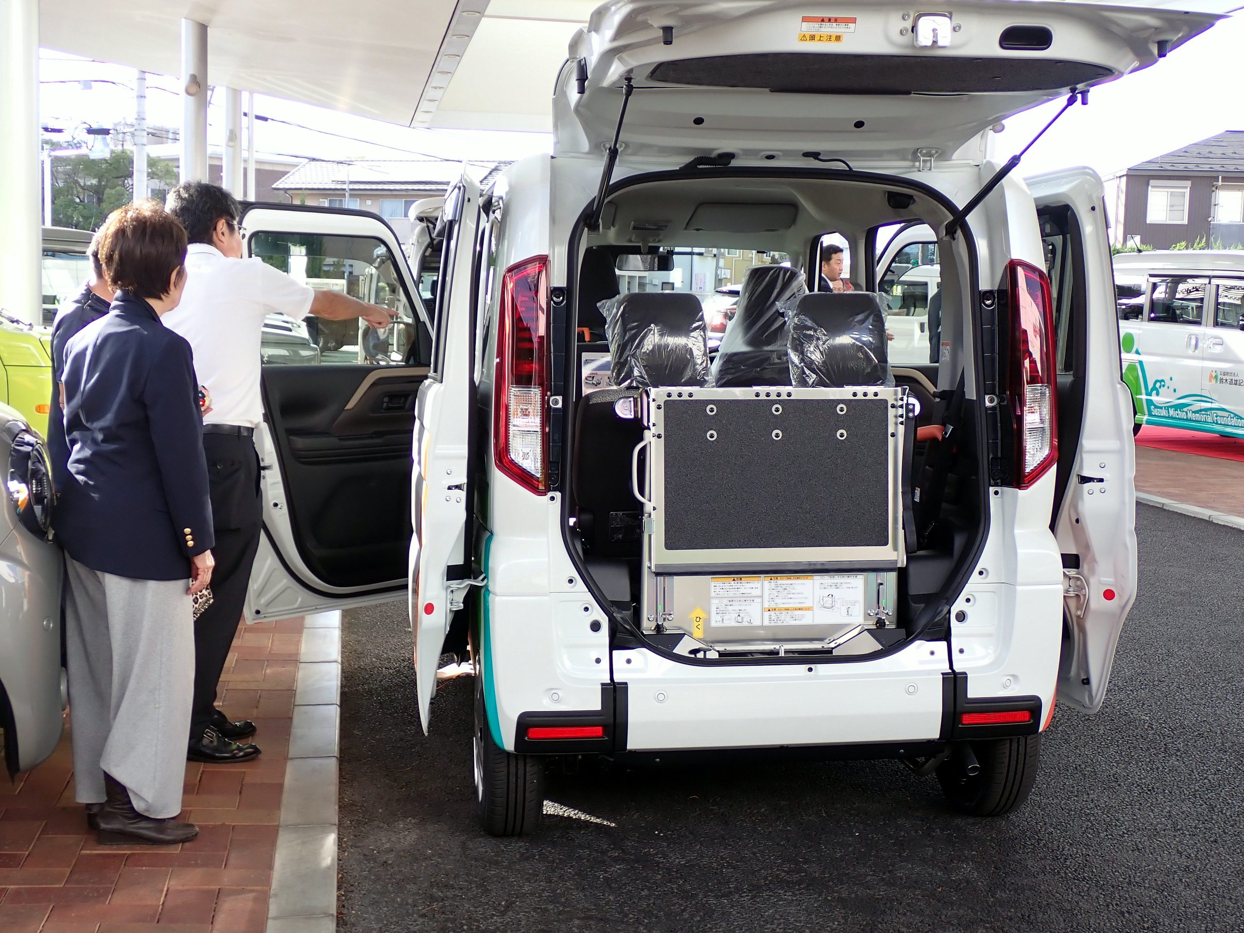 スズキ福祉車両の説明を受ける福祉法人の関係者